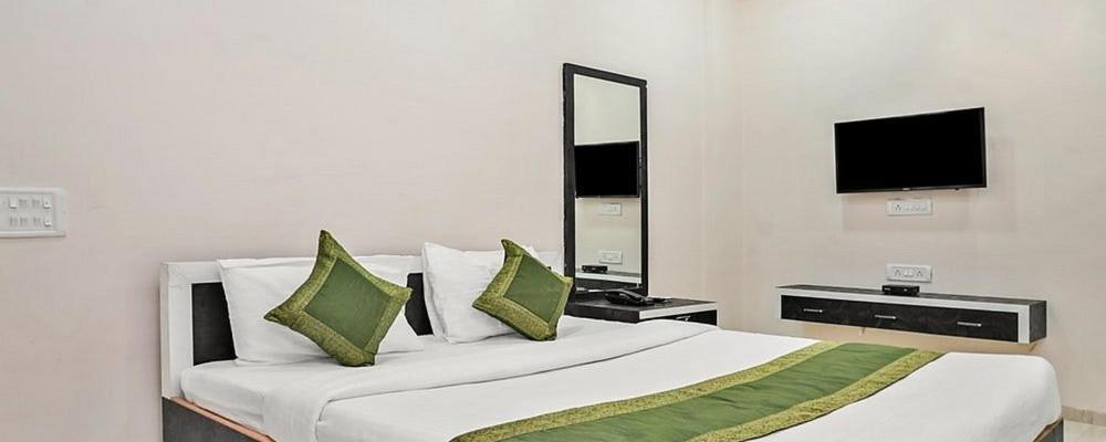 Hotel Meghmalhar Lodging Jejuri Экстерьер фото